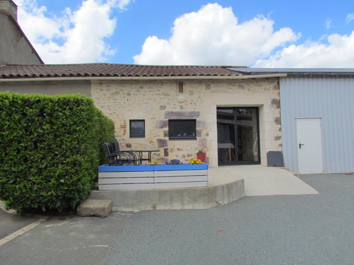 Gite La Petite Maison Montournais Экстерьер фото